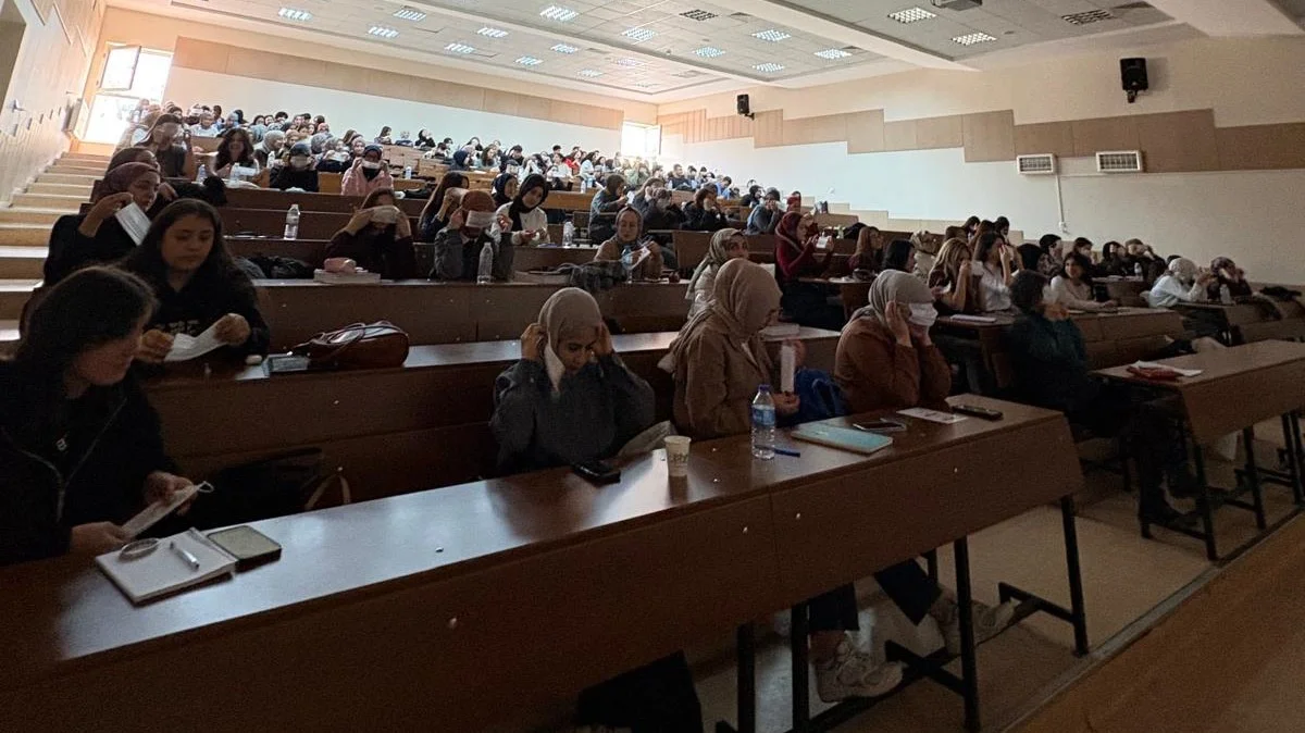 Hemşirelik Fakültesi Öğrencilerine Yönelik Seminer Büyük Bir Katılım ile Gerçekleşti